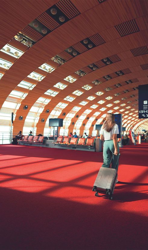 valise fille traverse aéroport